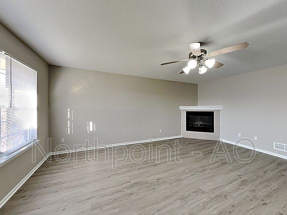 4th image of 426 NW Woodbury Dr