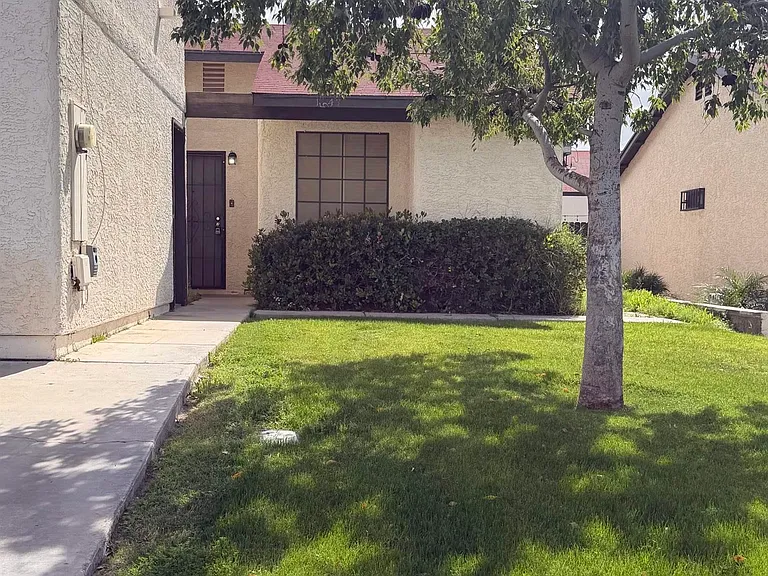 1543 W 12th Ln — Photo 2