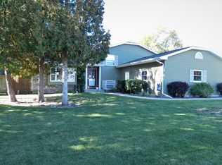 1011 S Oakwood Rd, Oshkosh, WI 54904