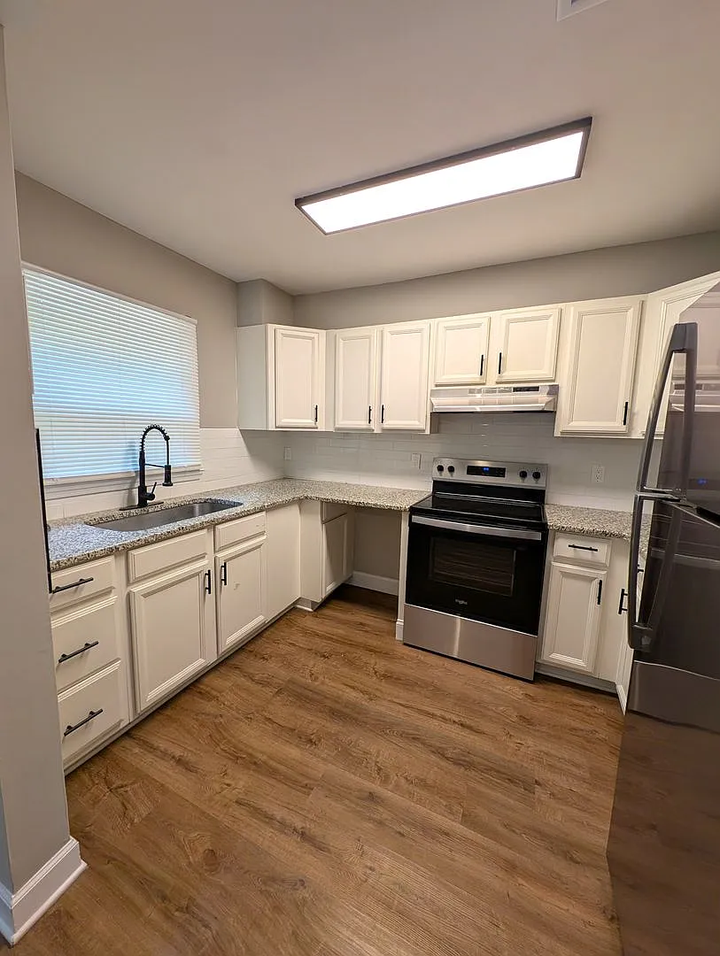 End Unit Townhome! Minutes From Uptown! Abundant Green Space! — Photo 3