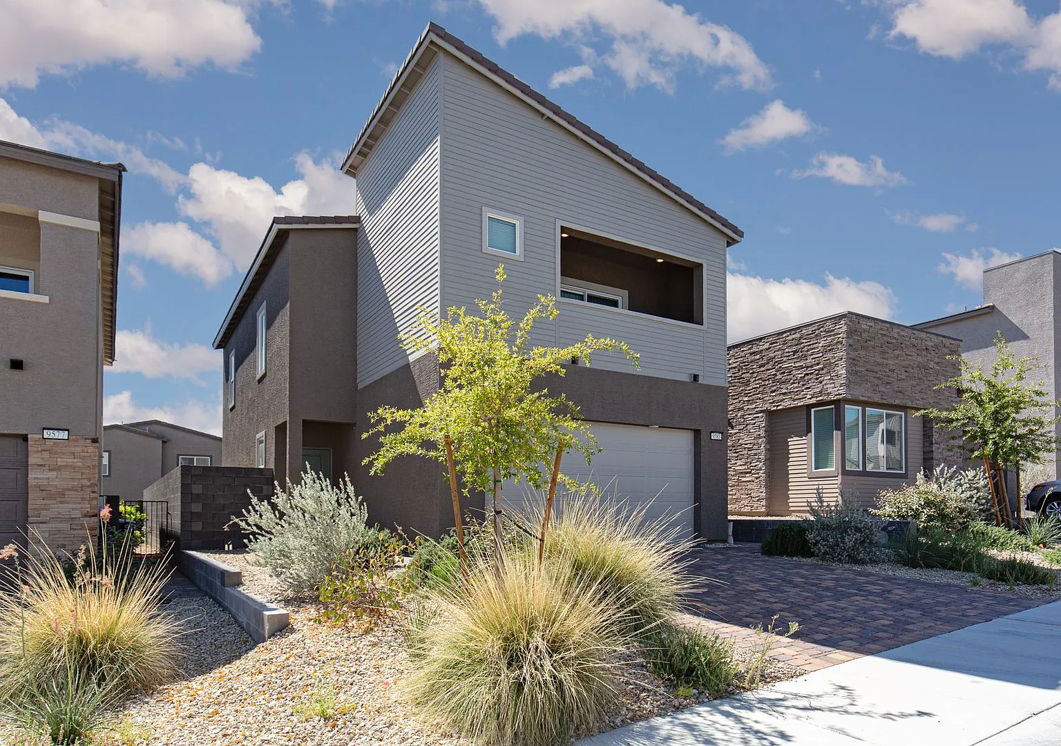 Newer home in gated Sunstone neighborhood with easy freeway access — Photo 3