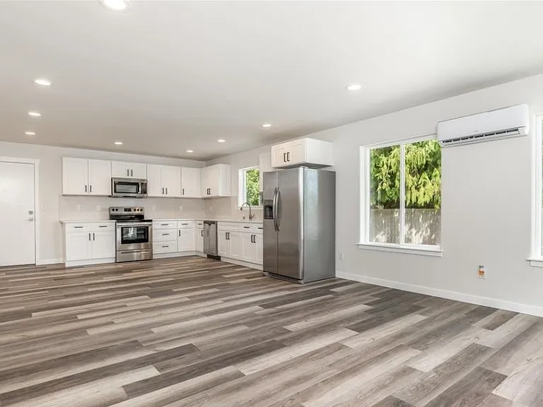 5438 E B St — Photo 3