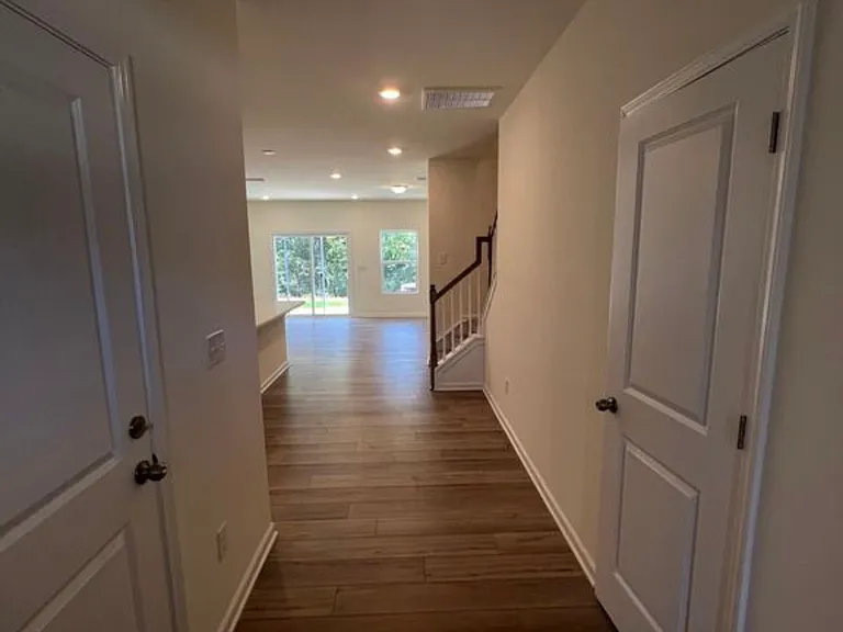 2725 Aubrey St — Photo 2
