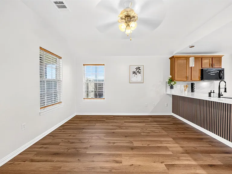 1302 Shearn St — Photo 8