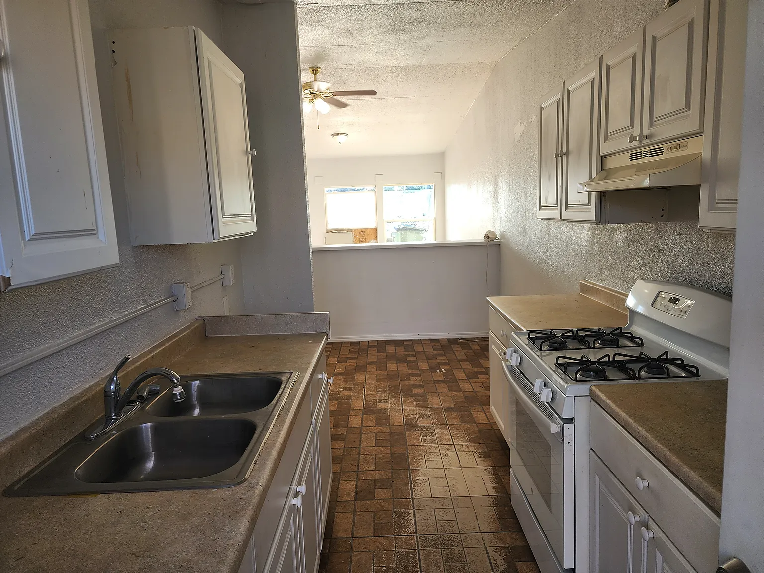 3 bed, 1000 sqft, $1,730 — Photo 4