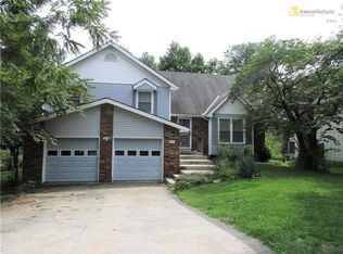 811 E Layton Dr, Olathe, KS 66061