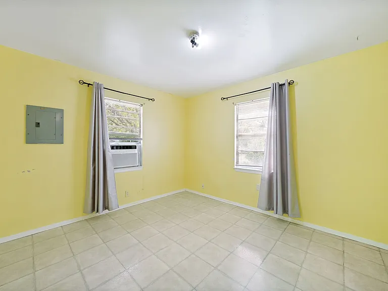 1431 Aransas Ave — Photo 8