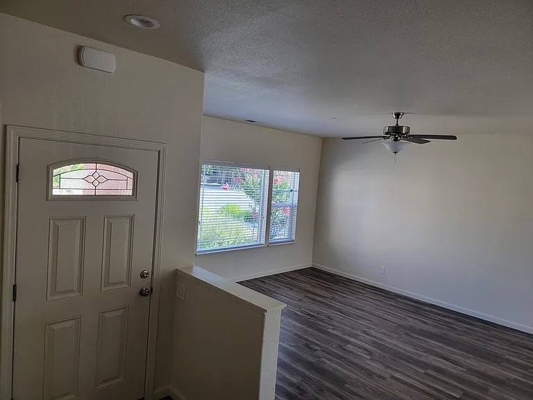211 Danielson Ln — Photo 3