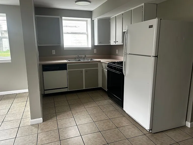 211 Tompkins St — Photo 12