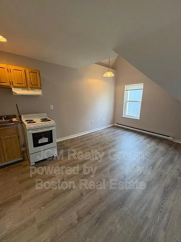 2 bed, 1.0 bath, 700 sqft, $2,400 — Photo 2