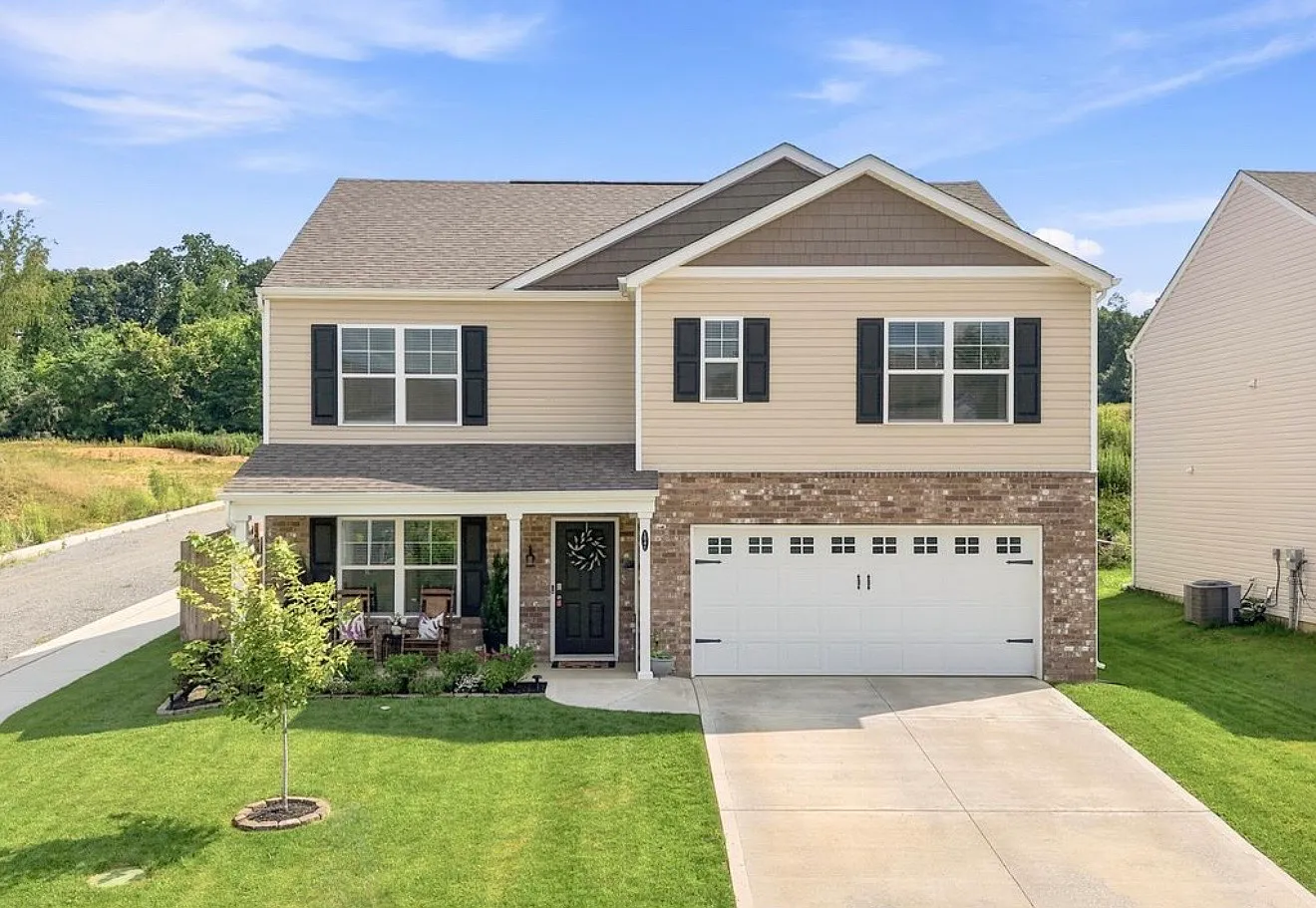 5 bed, 2592 sqft, $2,600 — Photo 1