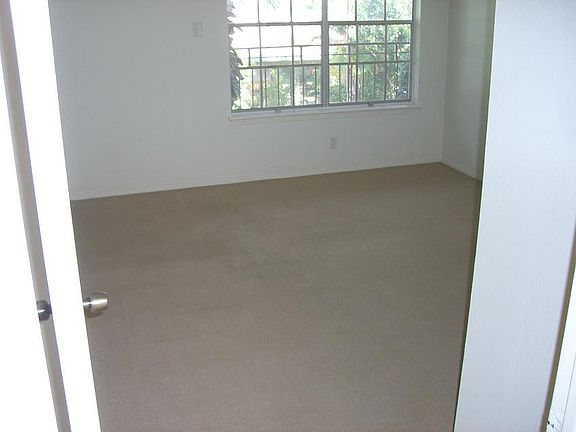 4th image of 121-300 Crockett St #121