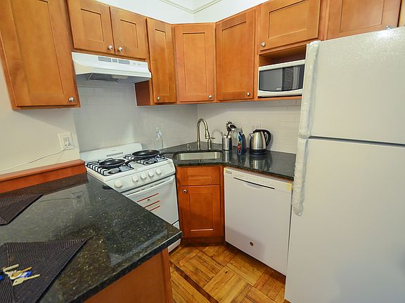4th image of 141 E 61st St APT 3A