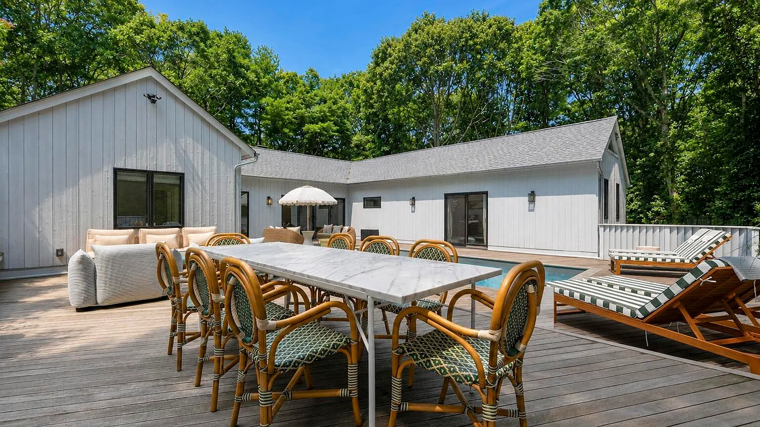 Renovated Retreat with Heated Pool on an Acre Near the Village — Photo 4
