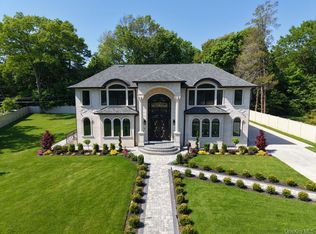 33 Parkway Dr, Roslyn Heights, NY 11577