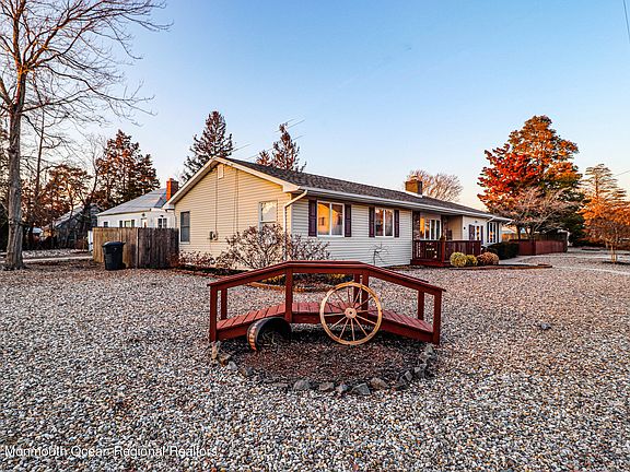 3rd image of 28 Pine Brook Dr