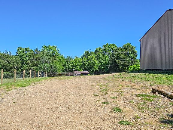 4th image of 879 Holt Hollow Rd