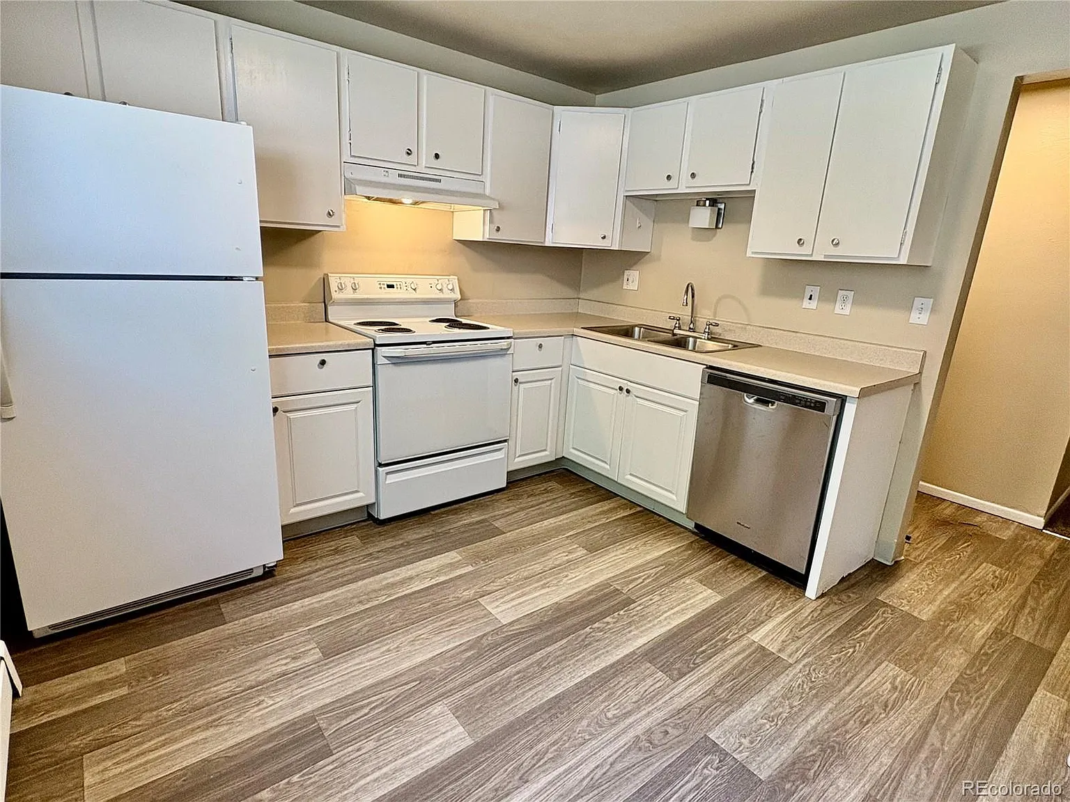 2 bed, 1.0 bath, 990 sqft, $1,325 — Photo 3
