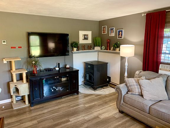 UL Living or Dining Room