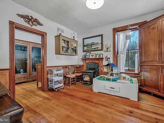 5th image of 44 W Franklin St
