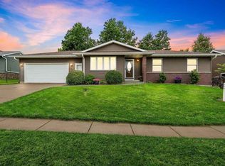 950 S 26th St, Marion, IA 52302