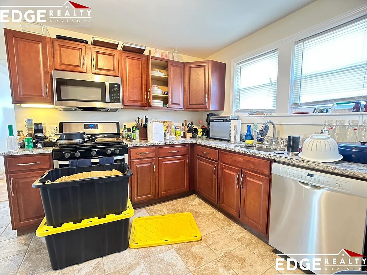 Photo 1 of 8 - 27 Bostonia Ave #1 - Brighton, MA Primary Photo - 27 Bostonia Ave #1