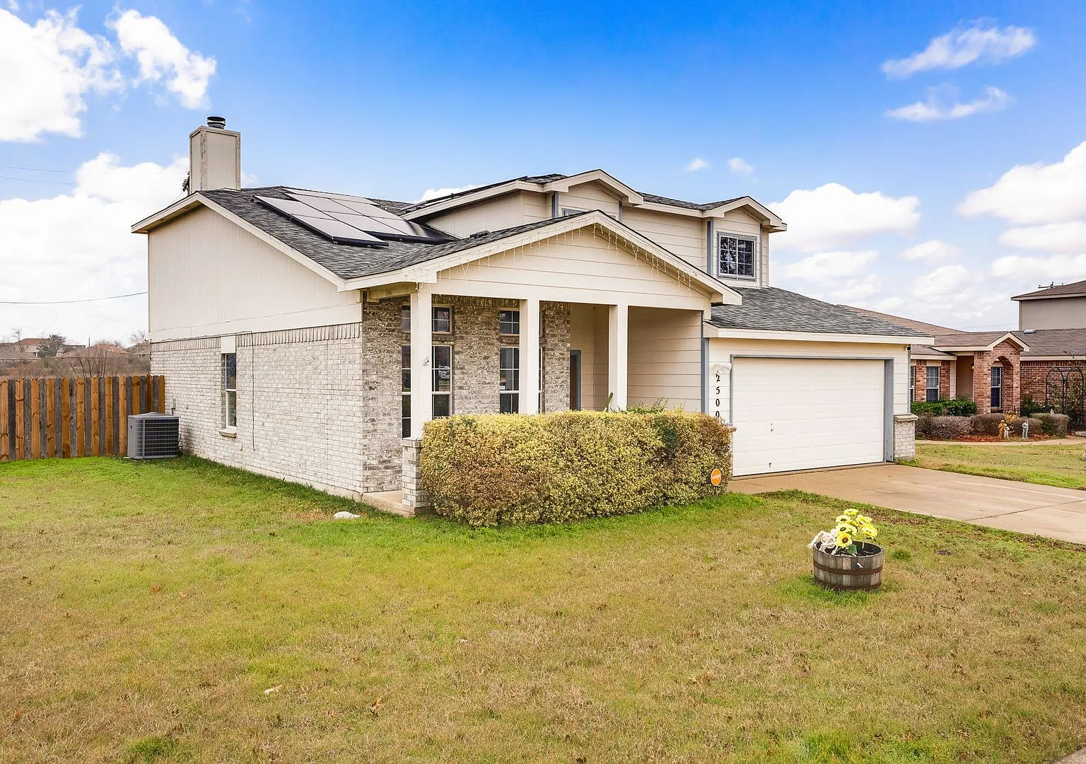 2500 Waterfall Dr — Photo 1