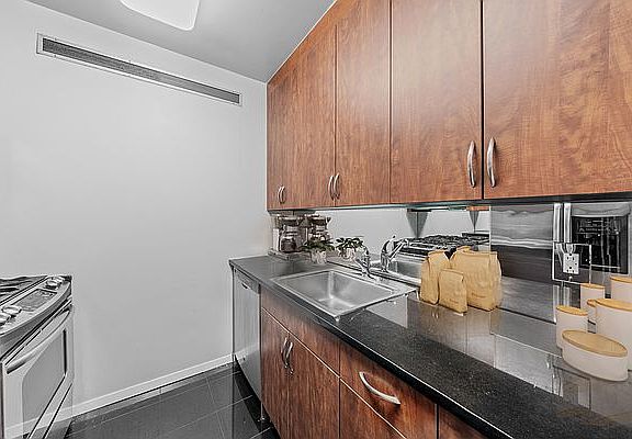 4th image of 420 E 61st St APT 20C