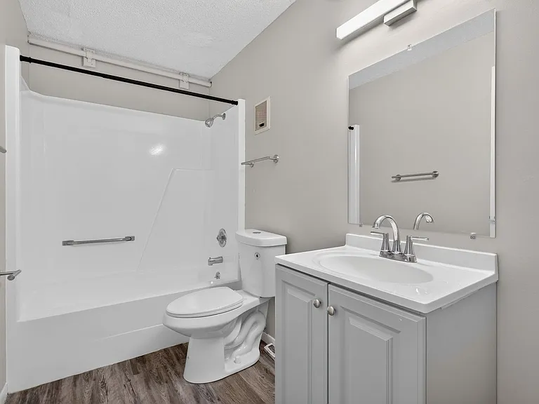 Hollow Hills Apartments — Photo 127
