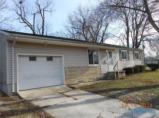 706 Berkshire Dr, Fostoria, OH 44830