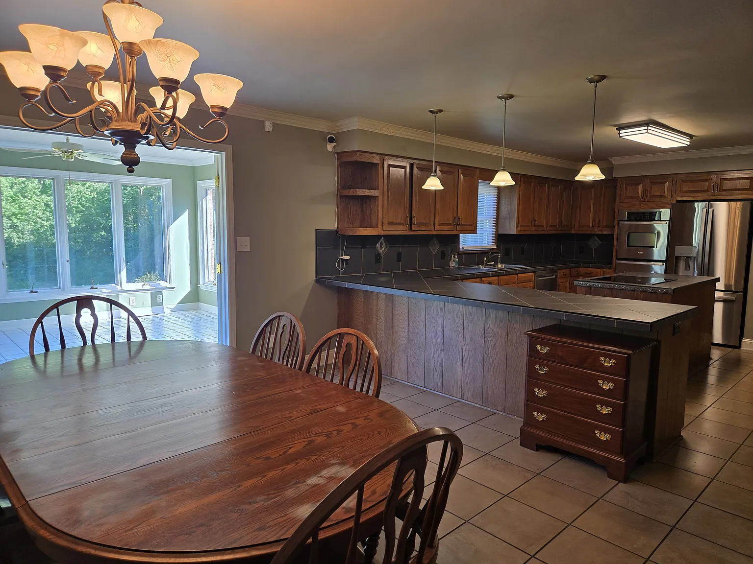 3 bed, 3.5 bath, 3884 sqft, $2,500 — Photo 4
