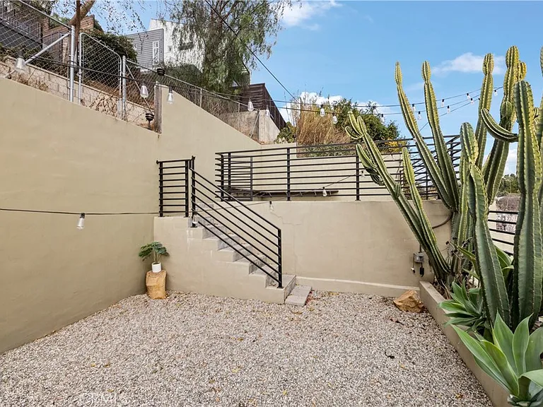 2211 Hyperion Ave — Photo 13