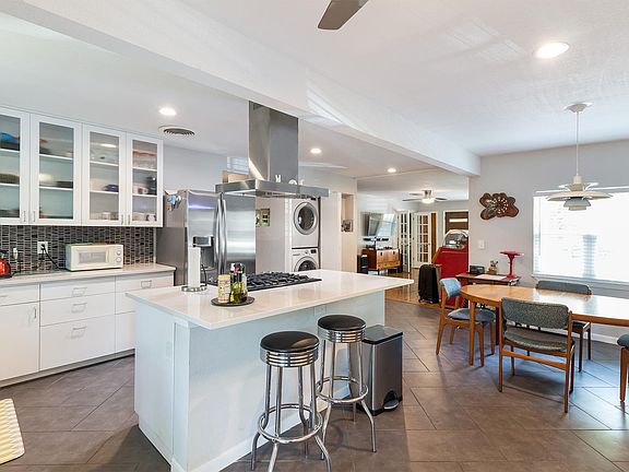 spacious kitchen, lots of lighting, avid cooks will love this space