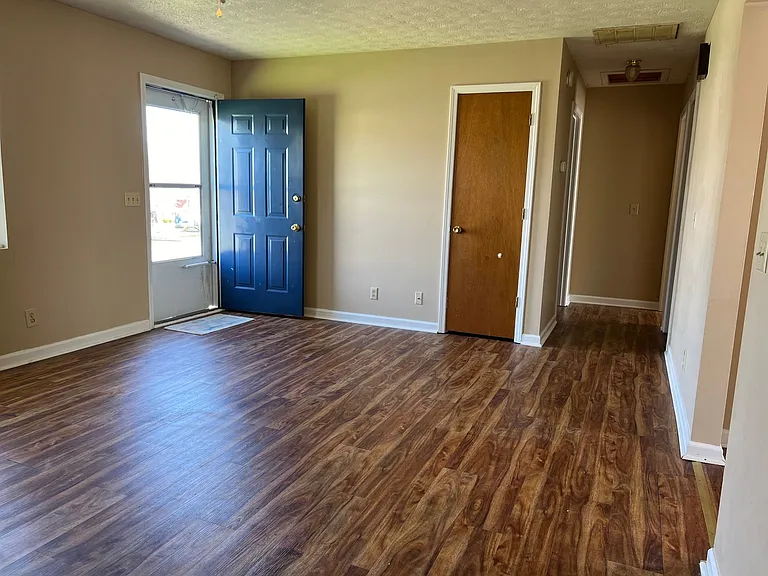 1719 Lynn Dr — Photo 2