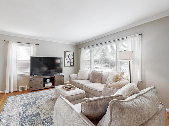 3rd image of 3015 Betty Ln