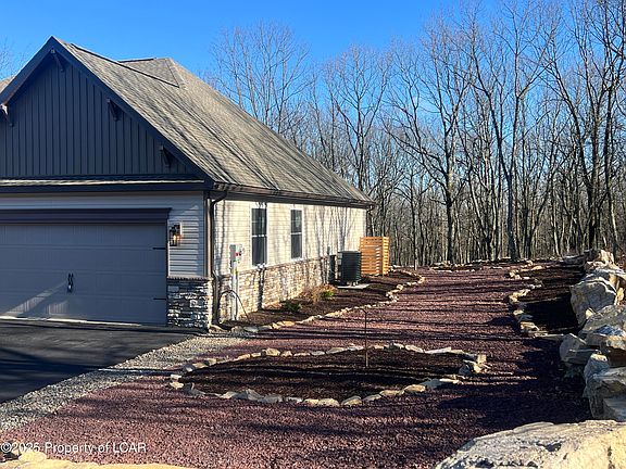 5th image of 9 Tulip Tree Ln