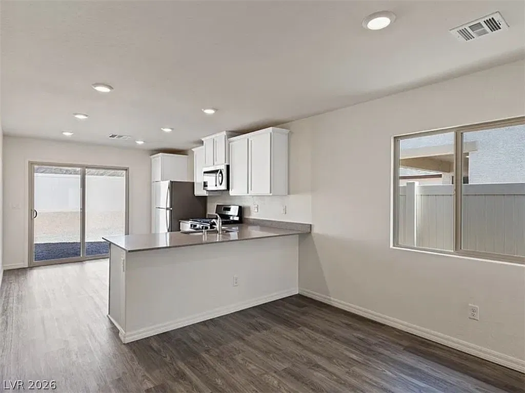 3 bed, 2.0 bath, 1209 sqft, $2,500 — Photo 3