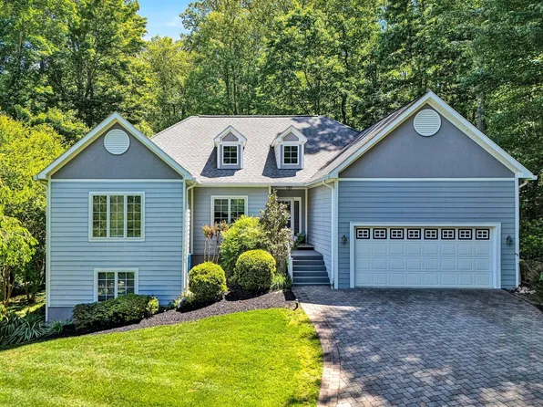 100 Waterside Dr, Moneta, VA 24121