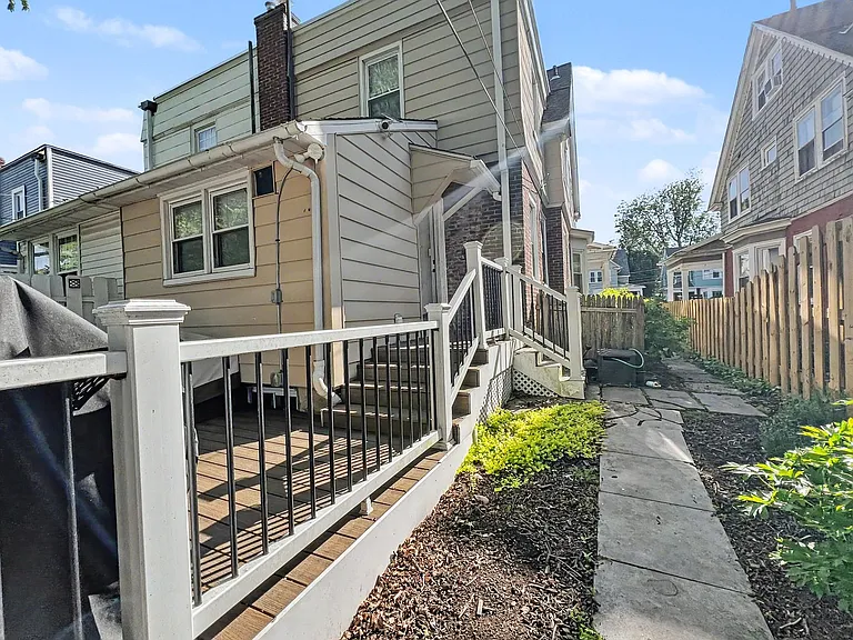 1039 Rees Ave — Photo 40