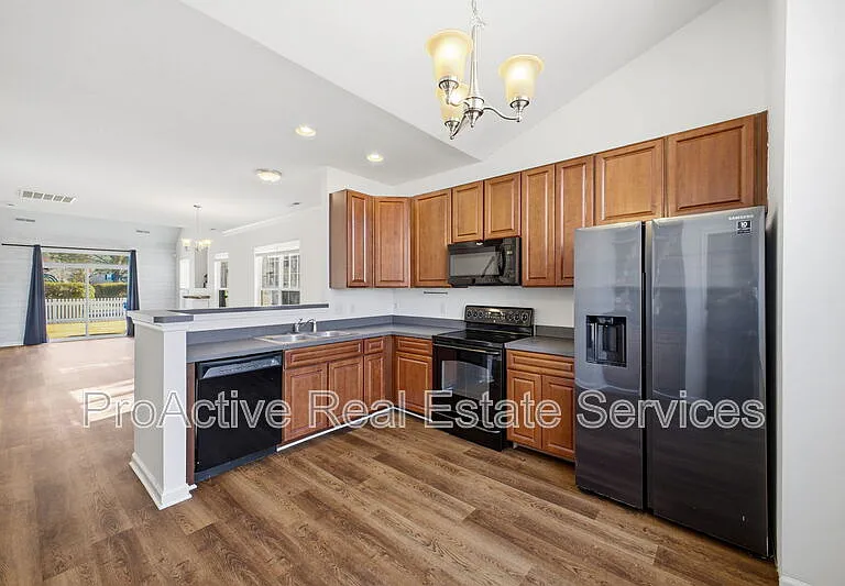 2021 Livingston St — Photo 9