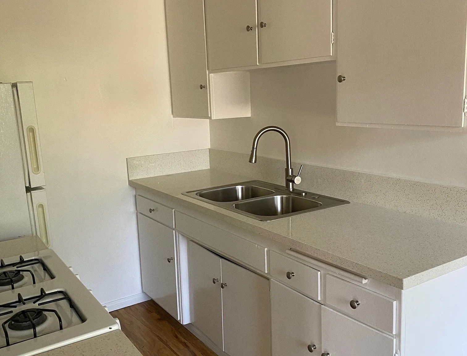 523 N Wilson Ave — Photo 2