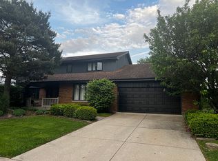 411 Kingswood Ct, Willowbrook, IL