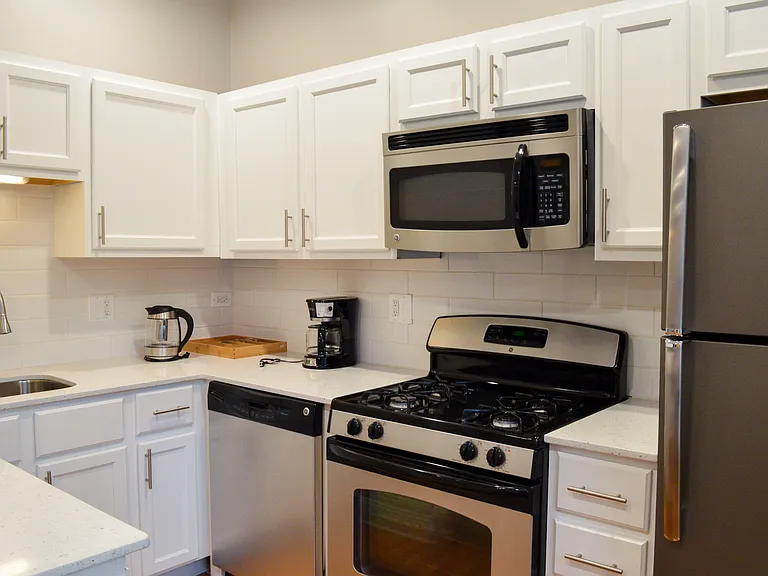 853GA W Barry Ave — Photo 22