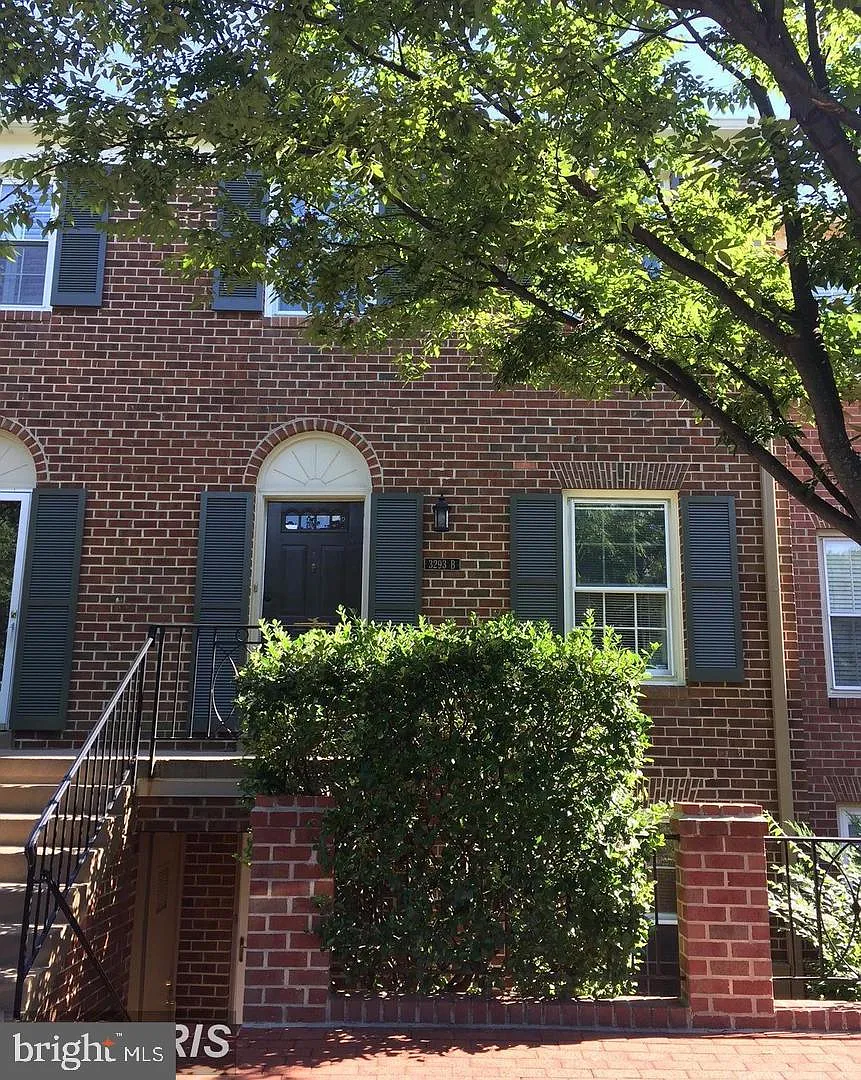 3293 Sutton Pl NW APT B photo 1