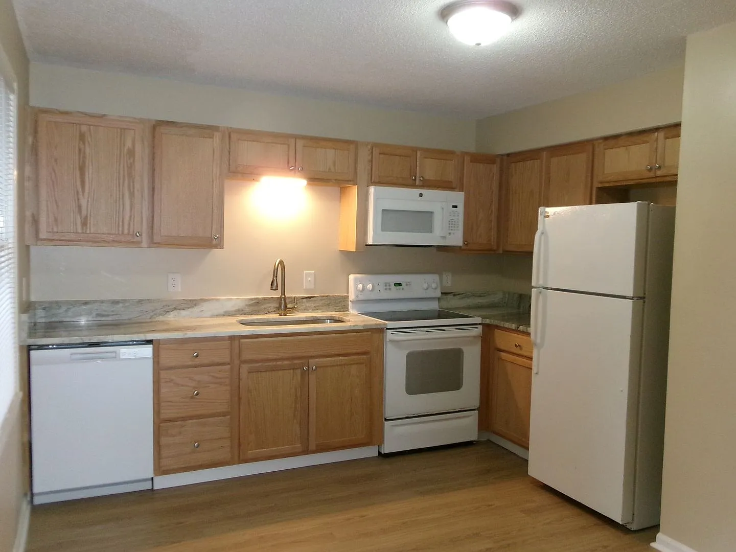 Rent Special - 2 Bedroom Townhome Walking Distance To The Waterfront — Photo 4