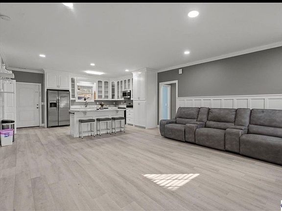3rd image of 528 Azalea Dr