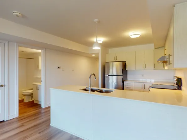 160 Whispering Winds Way, Ottawa, ON K1W 0L4