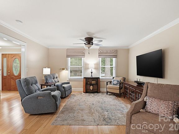 5th image of 405 Hillcrest Dr
