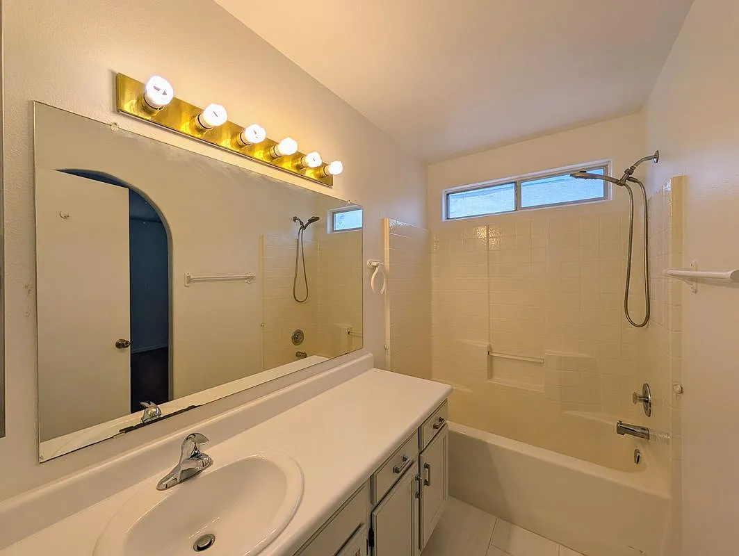 3 bed, 2.0 bath, 1444 sqft, $2,198 — Photo 2