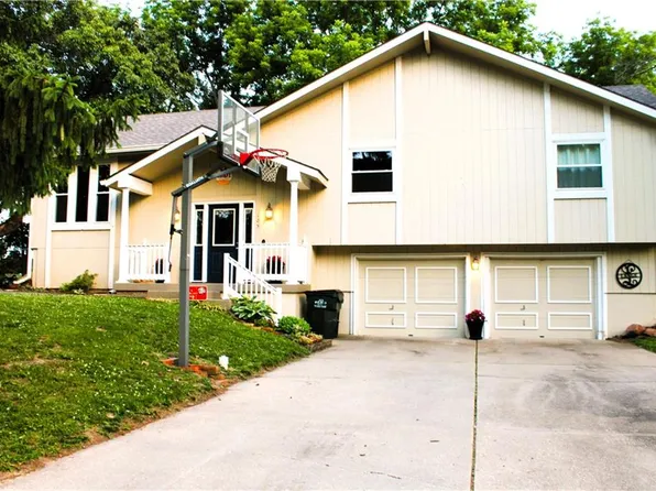 105 Crestview Ct, Lansing, KS 66043